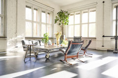 Studio Ecke mit Tischen und Sitzgelegenheiten