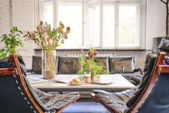 Studio Ecke mit Tischen und Sitzgelegenheiten