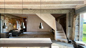 Lounch mit Treppe zum Obergeschoss